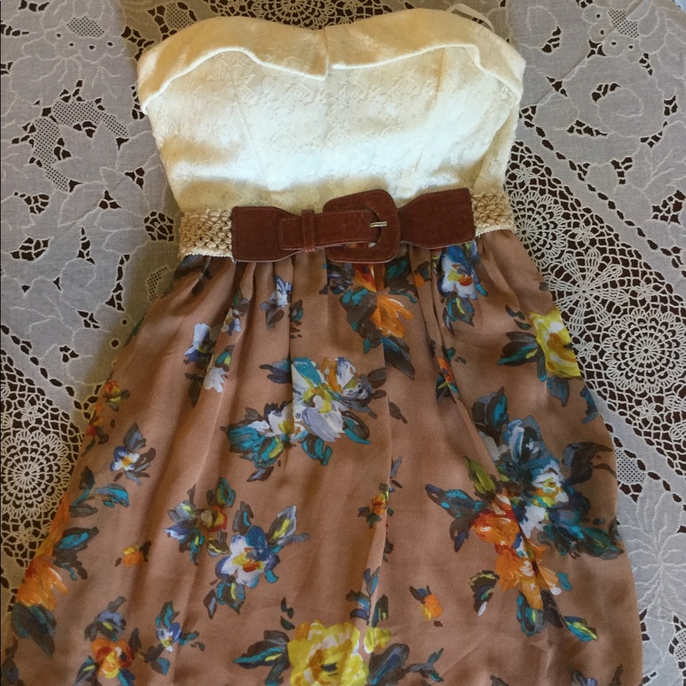 Above the knee strapless summer dress, with belt
